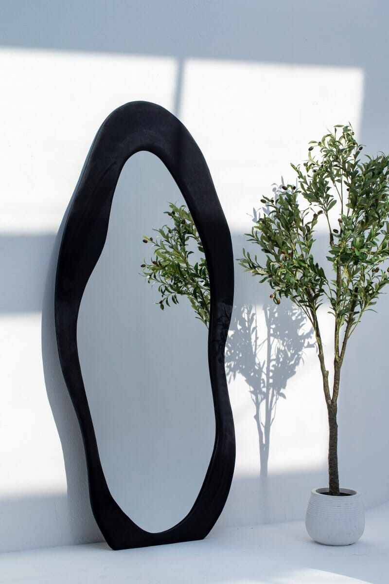 Miroir sur pied en flanelle à motifs ondulés Roxana Black (Noir)