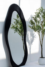 Miroir sur pied en flanelle à motifs ondulés Roxana Black (Noir)
