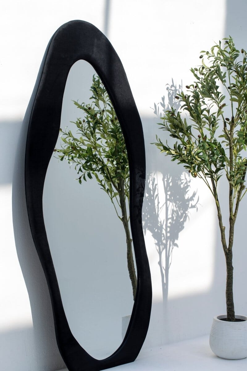 Miroir sur pied en flanelle à motifs ondulés Roxana Black (Noir)