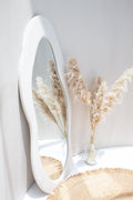 Miroir sur pied en flanelle à motifs ondulés Roxana (Blanc)