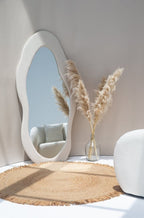 Miroir sur pied en flanelle à motifs ondulés Roxana (Blanc)