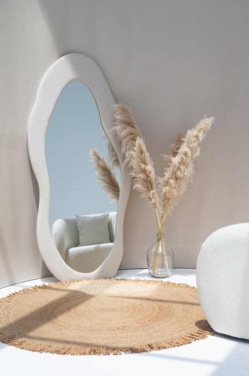 Miroir sur pied en flanelle à motifs ondulés Roxana (Blanc)